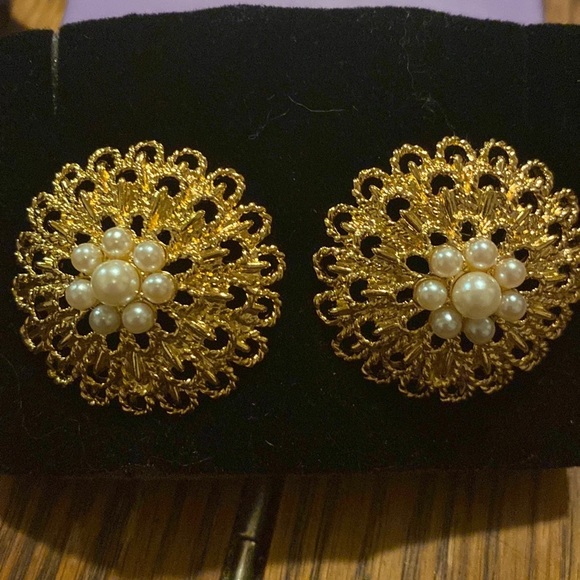Avon Gold Tone and Pearl design Vintage Clip Earrings - Picture 1 of 4